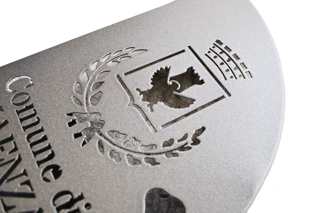 cestino con coperchio inciso a laser e posacenere dettaglio