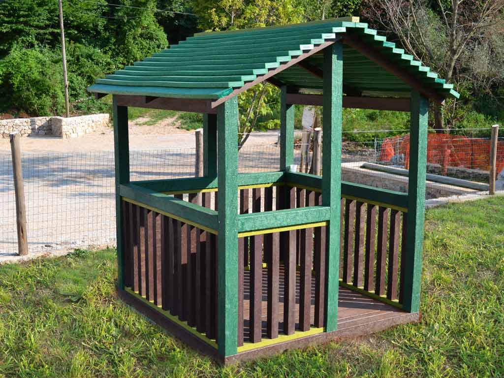 casetta fate cod 7020 strongplast plastica riciclata postconsumo parco giochi.jpg