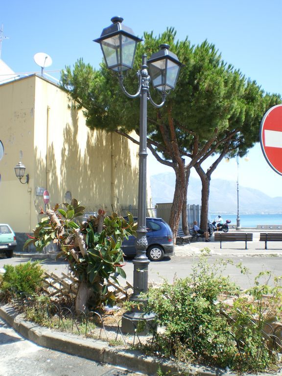 gaeta pal ghisa con base ottagolane ghisa.jpg
