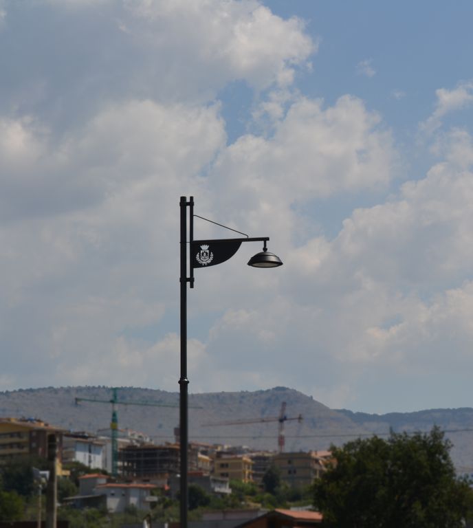 palo sky con bandiera