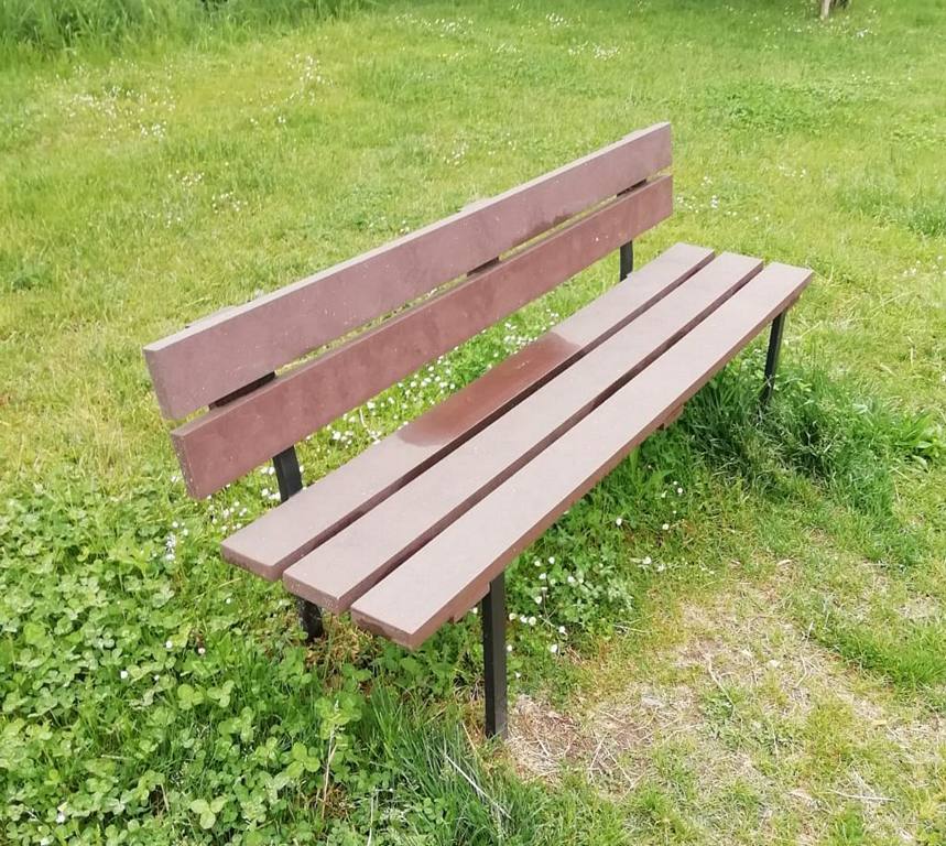 panchina valenzia con piedi acciaio doghe plastica riciclata strongplast.jpg