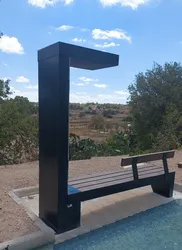 totem adv alimentato da fotovoltaico con panchina smart malta.jpg