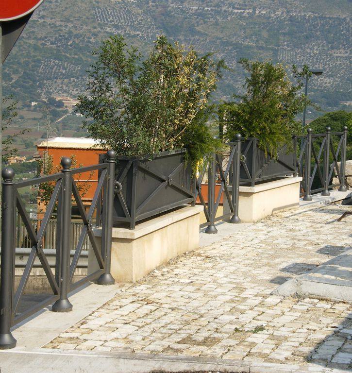 transenna quadro con panorama e fioriera.jpg