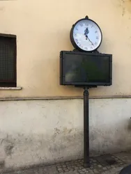 urban digital signage clock orologio schermo led maenza.webp