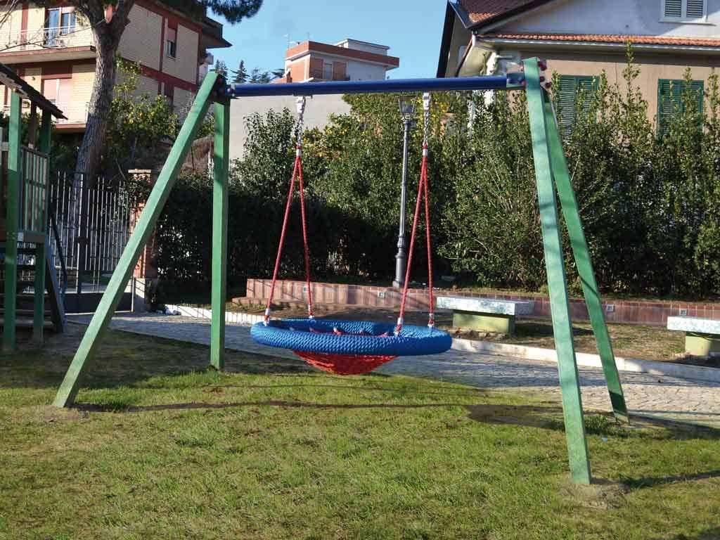Swing in recycled plastic with nest