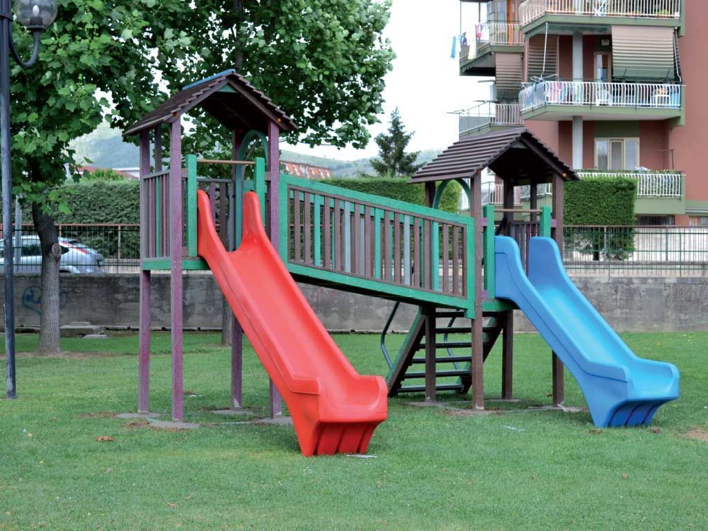 Combined tower made in recycled plastics with two slides