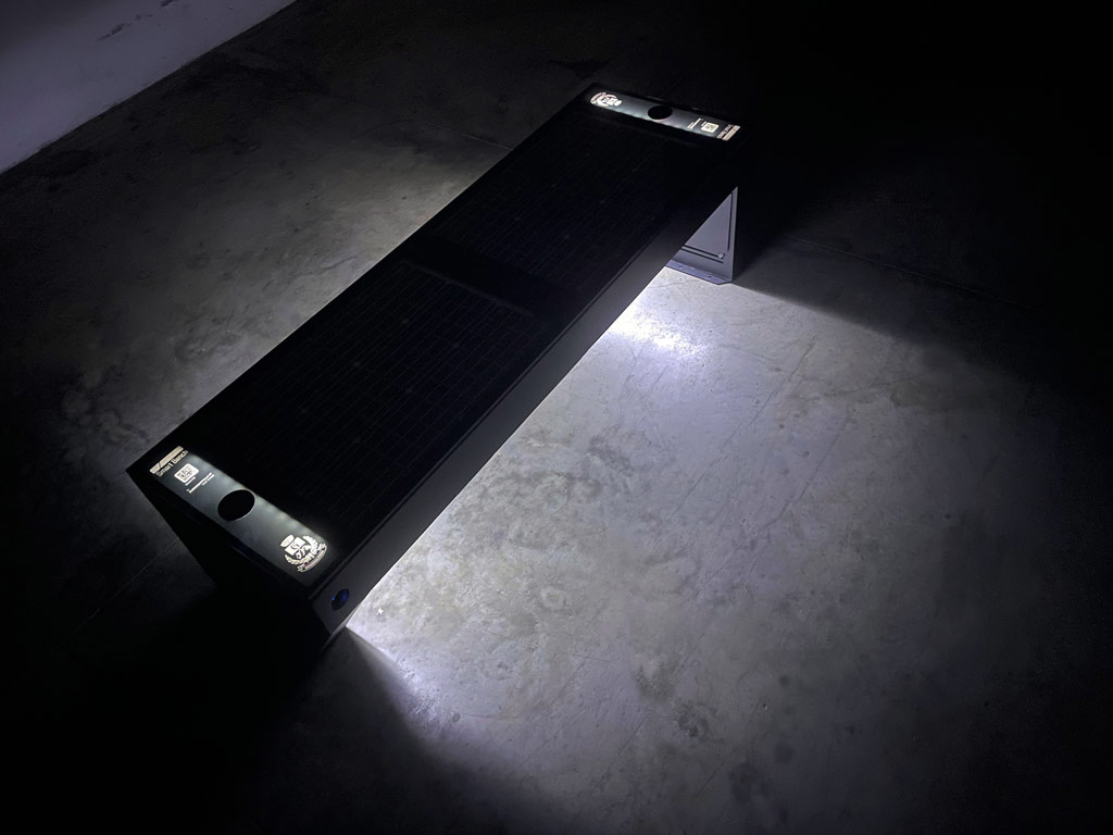 Panchina Viva Smart Bench Senza Schienale Fotovoltaica Foto