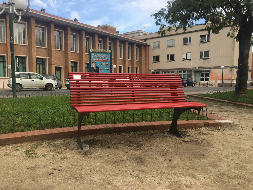 panchine shark rosse contro violenza sulle donne latina.jpeg