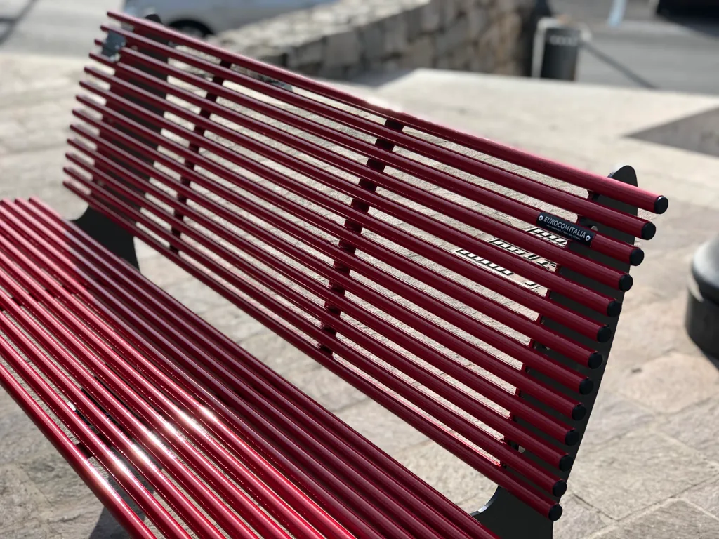 panchine shark rosse contro violenza sulle donne sezze.jpg