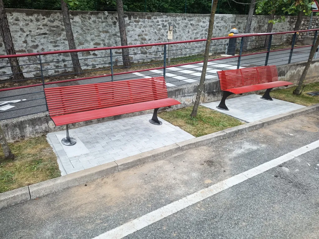 panchine shark rosse contro violenza sulle donne.jpg