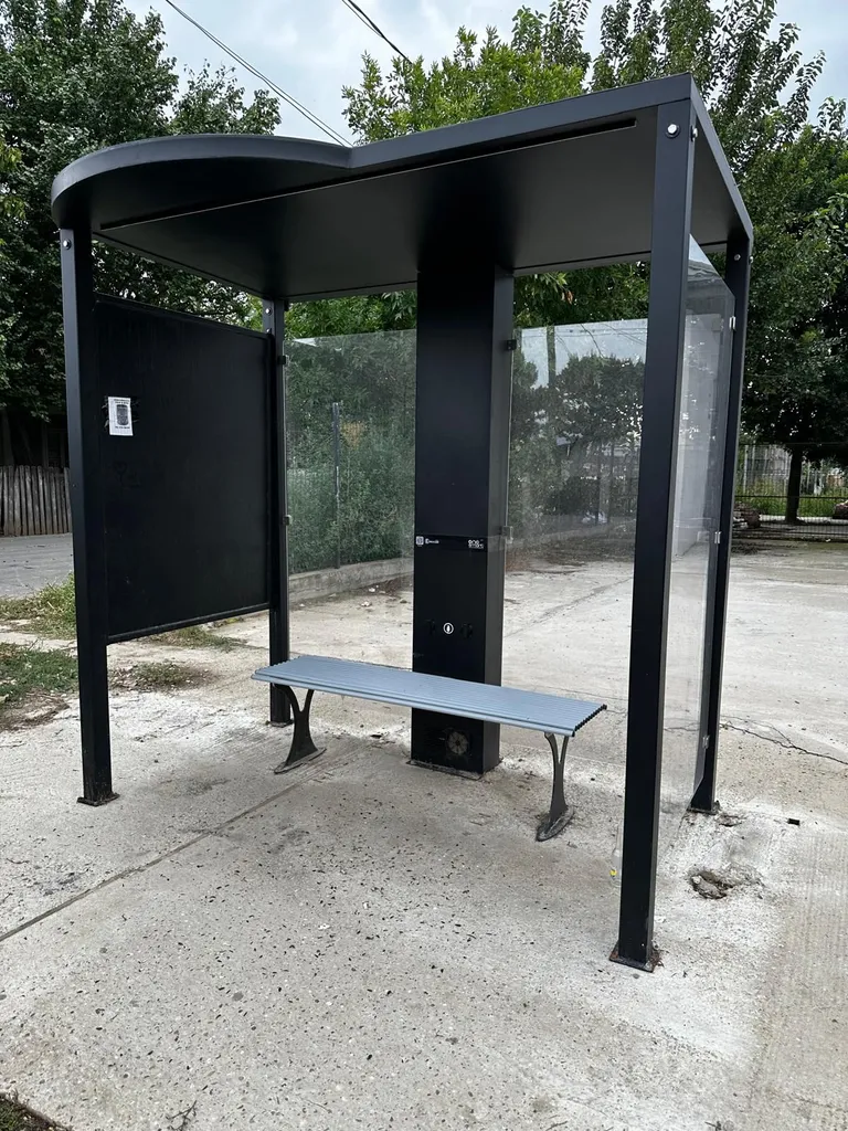 pensilina smart bus shelter with smart totem school.jpg