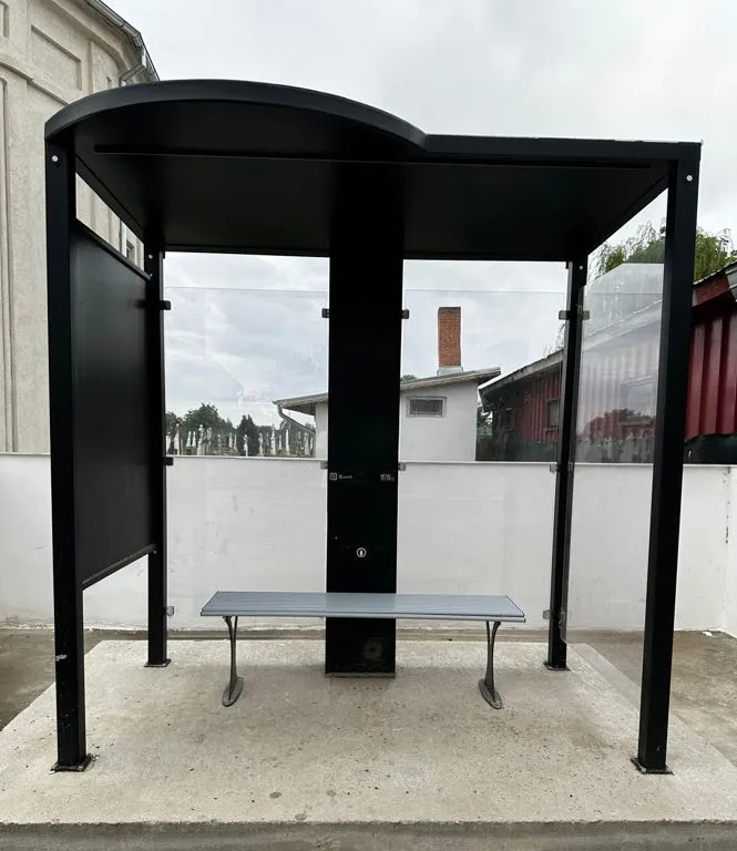 pensilina smart bus shelter with smart totem.jpg